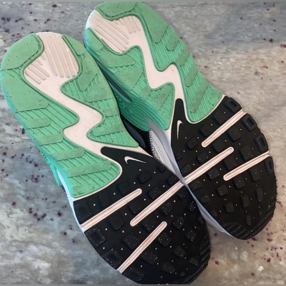 Women’s Nike Air Max Tennis Shoes. Size 6.5. (ALSO FITS Big kids 4.5) - Picture 3 of 6
